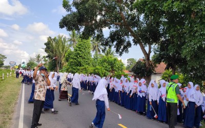 Antusias! Siswa-siswi dan Guru Sambut Kedatangan Presiden Joko Widodo