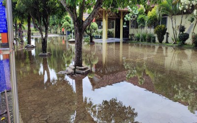 Hujan deras, bangunan SMP Negeri 2 Mirit terendam Banjir.