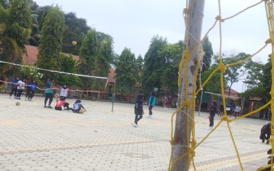 Siswa SMPN2 Mirit sedang melakukan ekstrakurikuler Voli